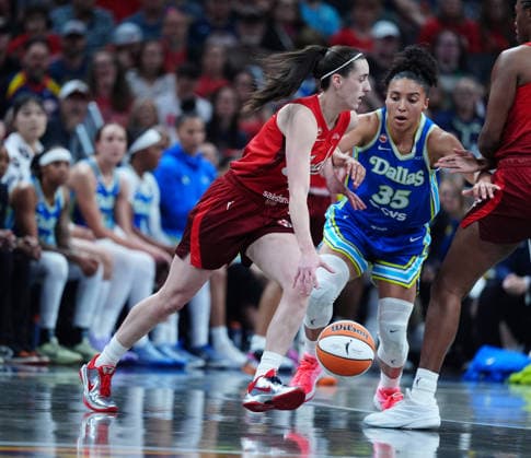 INDIANAPOLIS, IN - MAY 09: Indiana Fever guard Caitlin Clark (22) is guarded by Dallas Wings guard Azzi Fudd (35) on May 9, 2026, at Gainbridge Fieldhouse in Indianapolis, Indiana.(Photo by Brian Spurlock Icon Sportswire) WNBA, Basketball Damen, USA MAY 09 Dallas Wings at Indiana Fever EDITORIAL USE ONLY Icon2605099