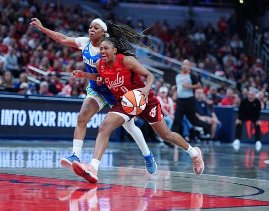 INDIANAPOLIS, IN - MAY 09: Indiana Fever guard Kelsey Mitchell (0) drives to the basket against the Dallas Wings on May 9, 2026, at Gainbridge Fieldhouse in Indianapolis, Indiana.(Photo by Brian Spurlock Icon Sportswire) WNBA, Basketball Damen, USA MAY 09 Dallas Wings at Indiana Fever EDITORIAL USE ONLY Icon26050918