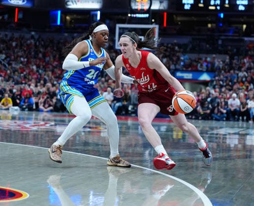 INDIANAPOLIS, IN - MAY 09: Indiana Fever guard Caitlin Clark (22) drives to the basket against Dallas Wings guard Arike Ogunbowale (24) on May 9, 2026, at Gainbridge Fieldhouse in Indianapolis, Indiana.(Photo by Brian Spurlock Icon Sportswire) WNBA, Basketball Damen, USA MAY 09 Dallas Wings at Indiana Fever EDITORIAL USE ONLY Icon26050914