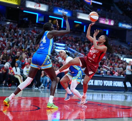 INDIANAPOLIS, IN - MAY 09: Indiana Fever guard Kelsey Mitchell (0) takes a shot against the Dallas Wings on May 9, 2026, at Gainbridge Fieldhouse in Indianapolis, Indiana.(Photo by Brian Spurlock Icon Sportswire) WNBA, Basketball Damen, USA MAY 09 Dallas Wings at Indiana Fever EDITORIAL USE ONLY Icon26050919