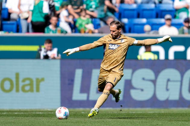 Oliver Baumann (Torwart, Hoffenheim, 1), am Ball, Freisteller, Ganzkörper, Einzelbild, Einzelfoto, Aktion, Action, 09.05.2026, Sinsheim (Deutschland), Fussball, Bundesliga, TSG 1899 Hoffenheim - SV Werder Bremen, DFB DFL REGULATIONS PROHIBIT ANY USE OF PHOTOGRAPHS AS IMAGE SEQUENCES AND OR QUASI-VIDEO.
