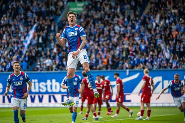 Rostock, Deutschland 09. Mai 2026: 3. Liga - 2025 2026 - Sp. 37 - FC Hansa Rostock gegen VfB Stuttgart II Im Bild: Lukas Wallner (Hansa Rostock) jubelt nach seinem Tor zum 3:1 DFB regulations prohibit any use of photographs as image sequences and or quasi-video. Copyright: xFotostandx xVoelkerx