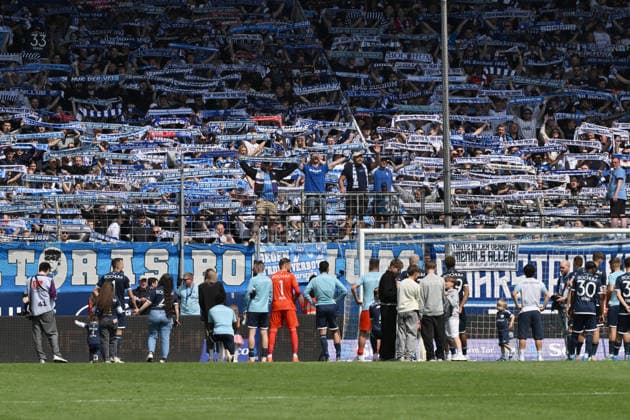 Bochums Spieler feiern mit den Fans das 1:1 und den Klassenerhalt 09.05.2026, Fussball 2. Bundesliga, Saison 2025 2026, 33. Spieltag, VfL Bochum - Hannover 96 1:1 DFL regulations prohibit any use of photographs as image sequences and or quasi-video Bochum Vonovia Ruhrstadion Nordrhein Westfalen Deutschland