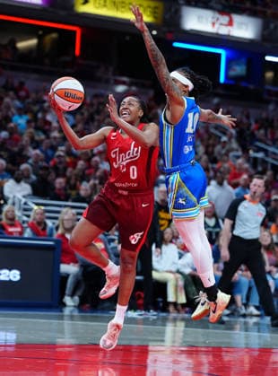INDIANAPOLIS, IN - MAY 09: Indiana Fever guard Kelsey Mitchell (0) takes a shot against the Dallas Wings on May 9, 2026, at Gainbridge Fieldhouse in Indianapolis, Indiana.(Photo by Brian Spurlock Icon Sportswire) WNBA, Basketball Damen, USA MAY 09 Dallas Wings at Indiana Fever EDITORIAL USE ONLY Icon26050940