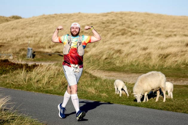 North Sea Ultra Marathon 2026 auf Sylt 09.05.2026: Teilnehmer laufen durch die einzigartige nordfriesische Landschaft auf der Insel Sylt. Dünen, Schafe, Wattenmeer, Strand. Kampen Sylt Schleswig Holstein Deutschland
