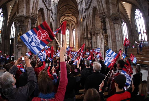 10.05.2026 - Fussball - Saison 2025 2026 - Gottesdienst des 1. FC Nürnberg in der Sebalduskirche St. Sebaldus - Gottesdienst der Freundschaft - Sportfoto Zink DaMa - xdaxmax - Symbolbild Symbolfoto Feature Impression - Gäste Clubfan Clubfans FCN-Fans Fans Schalke Schalkefans schwenken Fahnen von Schalke und Nürnberg