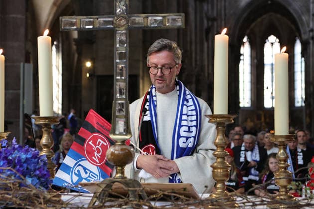 10.05.2026 - Fussball - Saison 2025 2026 - Gottesdienst des 1. FC Nürnberg in der Sebalduskirche St. Sebaldus - Gottesdienst der Freundschaft - Sportfoto Zink DaMa - xdaxmax - Pfarrer Dr. Martin Brons spricht Gebet