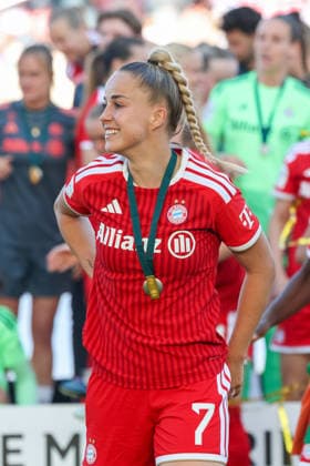 Giulia Gwinn (FC Bayern Muenchen, 07) lacht, die Spielerinnen des FC Bayern Muenchen feiern die deutsche Meisterschaft, Meisterfeier, Emotionen, GER, FC Bayern Muenchen vs. Eintracht Frankfurt, Fussball, Google Pixel Frauen-Bundesliga, 25. Spieltag, Saison 2025 2026, 09.05.2026, DFL DFB REGULATIONS PROHIBIT ANY USE OF PHOTOGRAPHS as IMAGE SEQUENCES and or QUASI-VIDEO, GER, FC Bayern Muenchen vs. Eintracht Frankfurt, Fussball, Google Pixel Frauen-Bundesliga, 25. Spieltag, Saison 2025 2026, 09.05.2026 Muenchen Copyright: xEibner-Pressefoto JennixMaulx EP_JML