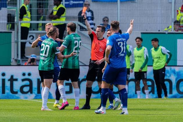 Münster, Deutschland 10. Mai 2026: 2. BL - 2025 2026 - Sp. 33 - SC Preußen Münster gegen SV Darmstadt 98 Im Bild: v.li. Jorrit Hendrix (PRM) bekommt die rote Karte von Schiedsrichter Lukas Benen DFL DFB regulations prohibit any use of photographs as image sequences and or quasi-video LVM Preussenstadion Nordrhein Westfalen Copyright: xFotostandx xKruczynskix