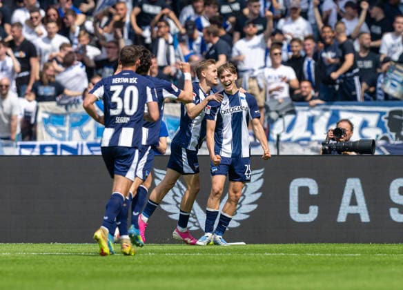Fussball, Herren, Saison 2025 2026, 2. Bundesliga (33. Spieltag), Hertha BSC - SpVgg Greuther Fürth, v.l. Paul Seguin (Hertha BSC), Fabian Reese (Hertha BSC), Marten Winkler (Hertha BSC), Kennet Eichhorn (Hertha BSC), Jubel nach Tor zum 1:0, 10.05. 2026, Copyright: xMatthiasxKochx