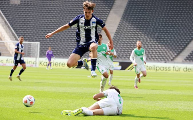 Kennet Eichhorn, Reno Münz Zweikampf Spielszene Aktion Fußball Fussball DFL 2.Bundesliga Herren 33.Spieltag Saison 2025 2026 10.05.2026 Hertha BSC Berlin vs. SpVgg Greuther Fürth DFL regulations prohibit any use of photographs as image sequences and or quasi-video