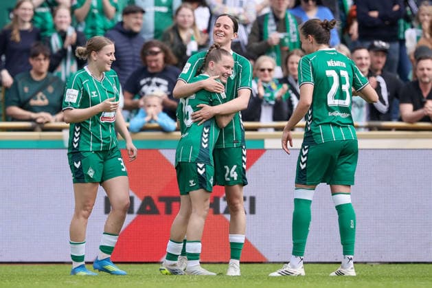 v.li.: Sarah Gutmann (SV Werder Bremen, 32), Torschützin Sarah Ernst (SV Werder Bremen, 26), Lara Schmidt (SV Werder Bremen, 24) und Hanna Nemeth (SV Werder Bremen, 23) mit Torjubel, Jubel, jubeln, jubelt, optimistisch, Spielszene, Highlight, Freude über das Tor zum 6:0, DIE DFB-RICHTLINIEN UNTERSAGEN JEGLICHE NUTZUNG VON FOTOS ALS SEQUENZBILDER UND ODER VIDEOÄHNLICHE FOTOSTRECKEN. DFB REGULATIONS PROHIBIT ANY USE OF PHOTOGRAPHS AS IMAGE SEQUENCES AND OR QUASI-VIDEO., 10.05.2026, Bremen (Deutschland), Fussball, Google Pixel Frauen-Bundesliga, SV Werder Bremen - FC Carl Zeiss Jena