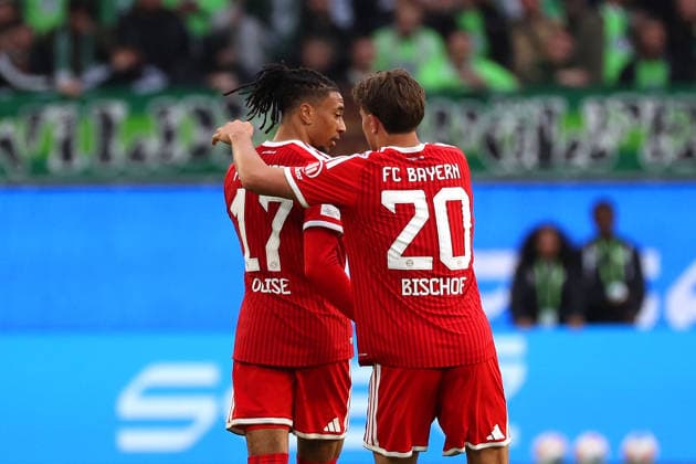 VfL vs. Bayern, 1. BL Wolfsburg, 09.05.2026, Fußball, Herren, Saison 2025 2026, 1. BL, VfL Wolfsburg vs. FC Bayern München: Michael Olise (FC Bayern München) jubelt mit Tom Bischof (FC Bayern München) nach seinem Tor zum 0:1 (DFL DFB REGULATIONS PROHIBIT ANY USE OF PHOTOGRAPHS as IMAGE SEQUENCES and or QUASI-VIDEO) Volkswagen Arena Niedersachsen Deutschland