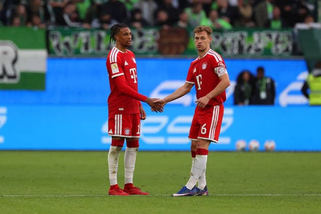 VfL vs. Bayern, 1. BL Wolfsburg, 09.05.2026, Fußball, Herren, Saison 2025 2026, 1. BL, VfL Wolfsburg vs. FC Bayern München: Joshua Kimmich (FC Bayern München) gratuliert Michael Olise (FC Bayern München) zum Tor zu 0:1. (DFL DFB REGULATIONS PROHIBIT ANY USE OF PHOTOGRAPHS as IMAGE SEQUENCES and or QUASI-VIDEO) Volkswagen Arena Niedersachsen Deutschland