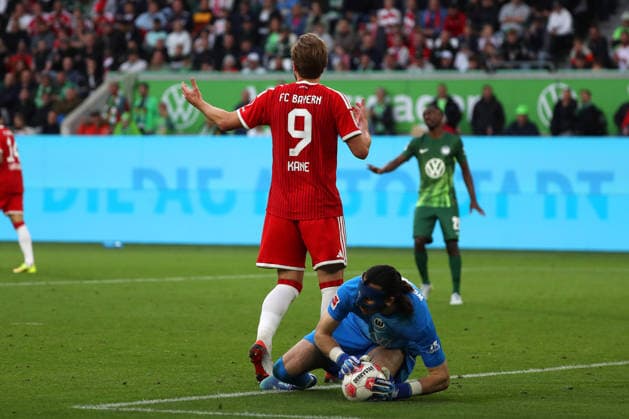 VfL vs. Bayern, 1. BL Wolfsburg, 09.05.2026, Fußball, Herren, Saison 2025 2026, 1. BL, VfL Wolfsburg vs. FC Bayern München: Harry Kane (FC Bayern München), Torwart Kamil Grabara (VfL Wolfsburg) (DFL DFB REGULATIONS PROHIBIT ANY USE OF PHOTOGRAPHS as IMAGE SEQUENCES and or QUASI-VIDEO) Volkswagen Arena Niedersachsen Deutschland