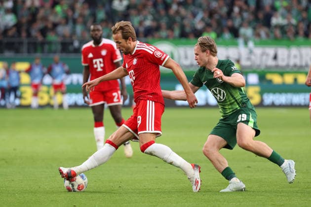 VfL vs. Bayern, 1. BL Wolfsburg, 09.05.2026, Fußball, Herren, Saison 2025 2026, 1. BL, VfL Wolfsburg vs. FC Bayern München: Harry Kane (FC Bayern München), Patrick Wimmer (VfL Wolfsburg) (DFL DFB REGULATIONS PROHIBIT ANY USE OF PHOTOGRAPHS as IMAGE SEQUENCES and or QUASI-VIDEO) Volkswagen Arena Niedersachsen Deutschland