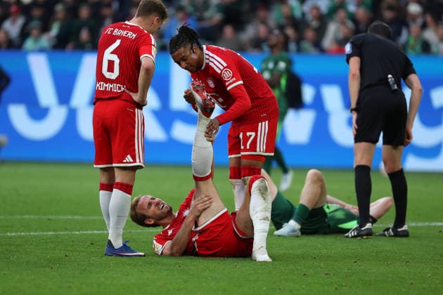 VfL vs. Bayern, 1. BL Wolfsburg, 09.05.2026, Fußball, Herren, Saison 2025 2026, 1. BL, VfL Wolfsburg vs. FC Bayern München: Harry Kane (FC Bayern München) liegt verletzt auf dem Rasen, Joshua Kimmich (FC Bayern München), Michael Olise (FC Bayern München) (DFL DFB REGULATIONS PROHIBIT ANY USE OF PHOTOGRAPHS as IMAGE SEQUENCES and or QUASI-VIDEO) Volkswagen Arena Niedersachsen Deutschland
