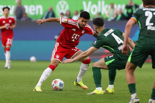 VfL vs. Bayern, 1. BL Wolfsburg, 09.05.2026, Fußball, Herren, Saison 2025 2026, 1. BL, VfL Wolfsburg vs. FC Bayern München: Luis Diaz(FC Bayern München), Konstantinos Koulierakis (VfL Wolfsburg) (DFL DFB REGULATIONS PROHIBIT ANY USE OF PHOTOGRAPHS as IMAGE SEQUENCES and or QUASI-VIDEO) Volkswagen Arena Niedersachsen Deutschland