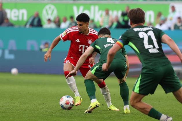 VfL vs. Bayern, 1. BL Wolfsburg, 09.05.2026, Fußball, Herren, Saison 2025 2026, 1. BL, VfL Wolfsburg vs. FC Bayern München: Luis Diaz(FC Bayern München), Konstantinos Koulierakis (VfL Wolfsburg) (DFL DFB REGULATIONS PROHIBIT ANY USE OF PHOTOGRAPHS as IMAGE SEQUENCES and or QUASI-VIDEO) Volkswagen Arena Niedersachsen Deutschland