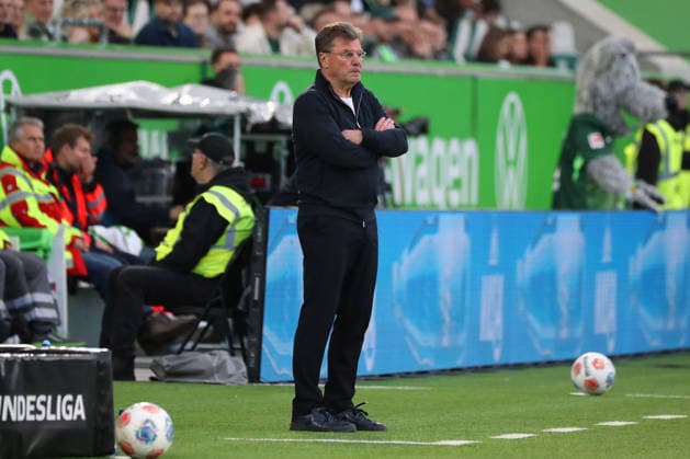 VfL vs. Bayern, 1. BL Wolfsburg, 09.05.2026, Fußball, Herren, Saison 2025 2026, 1. BL, VfL Wolfsburg vs. FC Bayern München: Cheftrainer Dieter Hecking (VfL Wolfsburg) (DFL DFB REGULATIONS PROHIBIT ANY USE OF PHOTOGRAPHS as IMAGE SEQUENCES and or QUASI-VIDEO) Volkswagen Arena Niedersachsen Deutschland