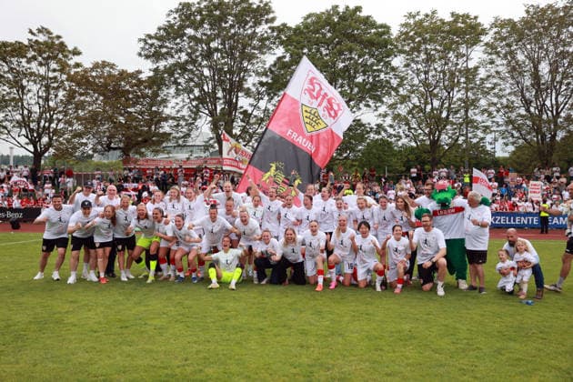 10.05.26 Frauen VfB Stuttgart - VfL Wofsburg II Deutschland, Stuttgart, 10.05.2026, Fussball, Frauen, 2. Bundesliga, Saison 2025 2026, VfB Stuttgart - VfL Wolfsburg II: Team Mannschaft Spielerinnen VfB Stuttgart Aufstieg Bundesliga Jubel Feier.