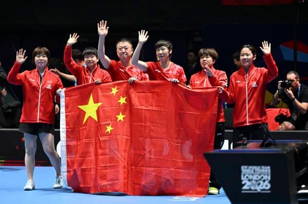 (260510) -- LONDON, May 10, 2026 -- Team China greet the spectators after the women s teams final match between China and Japan at the ITTF World Team Table tennis, Tischtennis Championships Finals in London, Britain, on May 10, 2026. ) (SP)BRITAIN-LONDON-TABLE TENNIS-ITTF WORLD TEAM CHAMPIONSHIPS FINALS-WOMEN LianxYi 