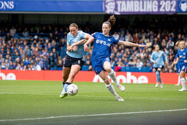 Grace Clinton (6 Manchester City) and Veerle Buurman (5 Chelsea) in action during the Adobe Women?s FA Cup Semi-Final match between Chelsea and Manchester City (Photo by Emily Bittarello SPP). Copyright: xEmilyxBittarellox xSPPx Sportspressphoto_SPR143880