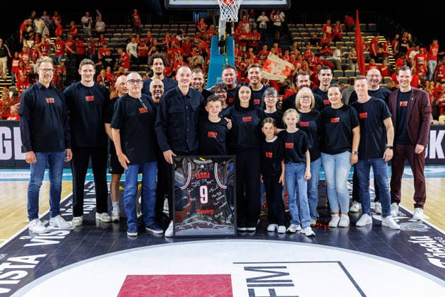Karsten Tadda (BMA365 Bamberg Baskets, Markenbotschafter und Nachwuchskoordinator), Trikot, Jersey Retirement, Halle, Hallendach, Trikotnummer, Team, Gruppenbild, BMA365 Bamberg Baskets vs. Telekom Baskets Bonn, Basketball, easyCredit BBL, 34. Spieltag, 10.05.2026 BMA365 Bamberg Baskets vs. Telekom Baskets Bonn, Basketball, easyCredit BBL, 34. Spieltag, 10.05.2026 Bamberg Copyright: xEibner-Pressefoto G.xSantemizx EP_EER