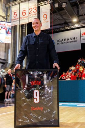 Karsten Tadda (BMA365 Bamberg Baskets, Markenbotschafter und Nachwuchskoordinator), Trikot, Jersey Retirement, Halle, Hallendach, Trikotnummer, Einzelbild, Einzelfoto, Portrait, Portraet, BMA365 Bamberg Baskets vs. Telekom Baskets Bonn, Basketball, easyCredit BBL, 34. Spieltag, 10.05.2026 BMA365 Bamberg Baskets vs. Telekom Baskets Bonn, Basketball, easyCredit BBL, 34. Spieltag, 10.05.2026 Bamberg Copyright: xEibner-Pressefoto G.xSantemizx EP_EER