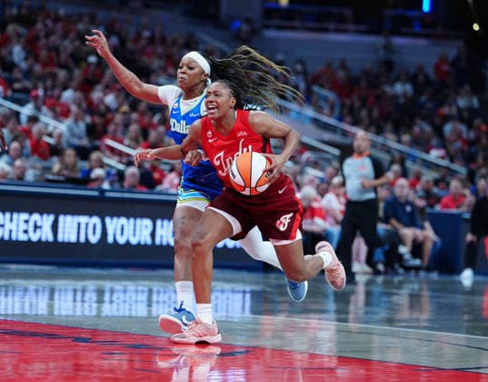 INDIANAPOLIS, IN - MAY 09: Indiana Fever guard Kelsey Mitchell (0) drives to the basket against the Dallas Wings on May 9, 2026, at Gainbridge Fieldhouse in Indianapolis, Indiana.(Photo by Brian Spurlock Icon Sportswire) WNBA, Basketball Damen, USA MAY 09 Dallas Wings at Indiana Fever EDITORIAL USE ONLY Icon26050971