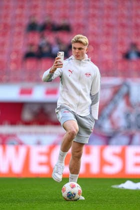Leipzigs Conrad Harder beim Pitch Walk. Fussball 1. Bundesliga, 31. Spieltag: RB Leipzig - 1. FC Union Berlin 3-1. 24. April 2026: Leipzig, Red Bull Arena. RB Leipzig - 1. FC Union Berlin 3-1