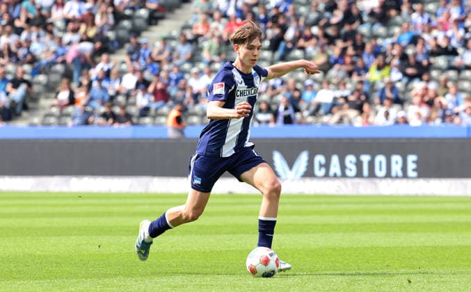 Kennet Eichhorn am Ball Einzelbild Freisteller Aktion Fußball Fussball DFL 2.Bundesliga Herren 33.Spieltag Saison 2025 2026 10.05.2026 Hertha BSC Berlin vs. SpVgg Greuther Fürth DFL regulations prohibit any use of photographs as image sequences and or quasi-video