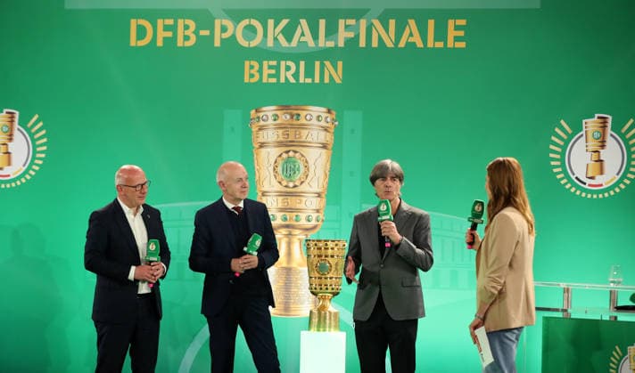 Bürgermeister Kai Wegner, DFB Präsident Bernd Neuendorf, Jochaim Löw bring den Pokal Fußball Fussball Cup Handover DFB Pokal 2026 im Roten Rathaus Saison 2025 2026 11.05.2026 FC Bayern München vs VfB Stuttgart
