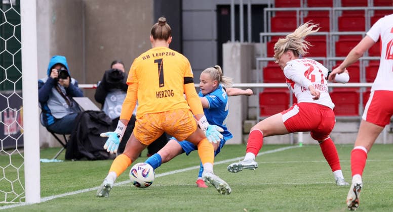 Leipzig, 11.05.2025, Red Bull Campus, Fußball, 1.Bundesliga, Frauen 25.Spieltag , RB Leipzig vs. Bayer 04 Leverkusen , Im Bild; Der Tunnel von Vanessa Fudalla ( 21, LEV) bei Torhüterin Elvira Herzog ( 1, RBL) blieb ohne Folgen für die Leipzigerinnen. Julia Landenberger ( 21, RBL). , Nur zur redaktionellen Nutzung. Only editorial use. , DFL DFB regulations prohibit any use of photographs as image sequences and or quasi-video. ,