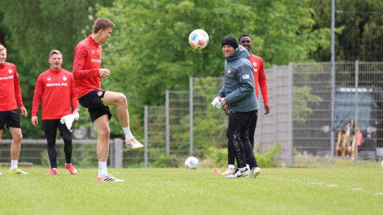 12.05.2026, xrekx, Fussball 2.Bundesliga, 1.FC Kaiserslautern - Training v.l. Fabian Kunze (1.FC Kaiserslautern) Torsten Lieberknecht Trainer (1.FC Kaiserslautern) (DFL DFB REGULATIONS PROHIBIT ANY USE OF PHOTOGRAPHS as IMAGE SEQUENCES and or QUASI-VIDEO) Kaiserslautern