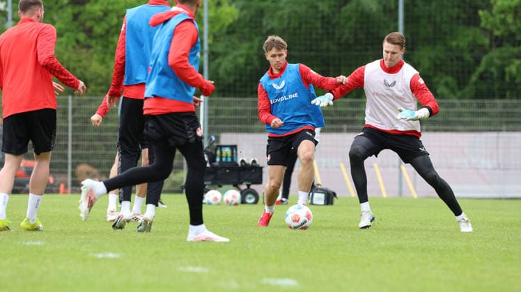 12.05.2026, xrekx, Fussball 2. Bundesliga, 1.FC Kaiserslautern - Training v.l. Naatan Skyttä Skyttae (1.FC Kaiserslautern) Julian Krahl (1.FC Kaiserslautern) (DFL DFB REGULATIONS PROHIBIT ANY USE OF PHOTOGRAPHS as IMAGE SEQUENCES and or QUASI-VIDEO) Kaiserslautern