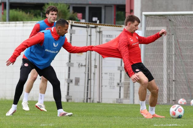 12.05.2026, xrekx, Fussball 2. Bundesliga, 1.FC Kaiserslautern - Training v.l. Kenny-Prince Redondo (1.FC Kaiserslautern) Daniel Hanslik (1.FC Kaiserslautern) (DFL DFB REGULATIONS PROHIBIT ANY USE OF PHOTOGRAPHS as IMAGE SEQUENCES and or QUASI-VIDEO) Kaiserslautern