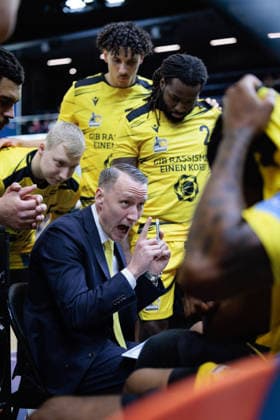 Mikko Riipinen (MHP Riesen Ludwigsburg, Chef-Trainer) schwört die Riesen ein, GER, Rostock Seawolves vs. MHP Riesen Ludwigsburg, easycredit BBL, Basketball, Bundesliga, Play-Ins, Spielzeit 2025 2026, 12.05.2026. GER, Rostock Seawolves vs. MHP Riesen Ludwigsburg, easycredit BBL, Basketball, Bundesliga, Play-Ins, Spielzeit 2025 2026, 12.05.2026. Rostock Copyright: xEibner-Pressefoto DenverxEhrlichx EP_DEH