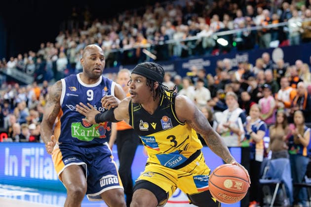 Stefan Smith (MHP Riesen Ludwigsburg, 03) vs Deandre Lansdowne (ROSTOCK SEAWOLVES, 09), GER, Rostock Seawolves vs. MHP Riesen Ludwigsburg, easycredit BBL, Basketball, Bundesliga, Play-Ins, Spielzeit 2025 2026, 12.05.2026. GER, Rostock Seawolves vs. MHP Riesen Ludwigsburg, easycredit BBL, Basketball, Bundesliga, Play-Ins, Spielzeit 2025 2026, 12.05.2026. Rostock Copyright: xEibner-Pressefoto DenverxEhrlichx EP_DEH
