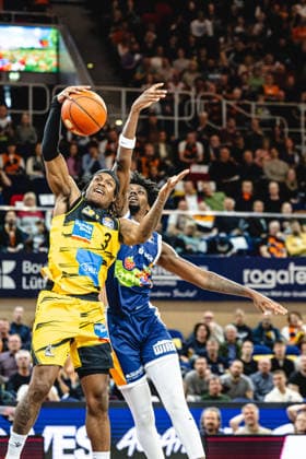 Rostock, Deutschland 12. Mai 2026: easyCredit BBL Play-Ins - 2025 2026 - Rostock Seawolves gegen MHP Riesen Ludwigsburg Im Bild: v.li. Stefan Smith (MHP RIESEN Ludwigsburg) und Kassim Nicholson (Rostock Seawolves) Stadthalle Rostock Mecklenburg-Vorpommern Copyright: xFotostandx xVoelkerx