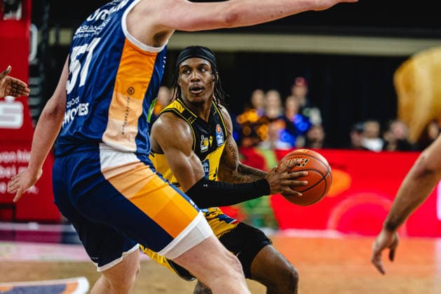 Rostock, Deutschland 12. Mai 2026: easyCredit BBL Play-Ins - 2025 2026 - Rostock Seawolves gegen MHP Riesen Ludwigsburg Im Bild: v.li. Bent Leuchten (Rostock Seawolves) und Dominic Lockhart (Rostock Seawolves) Stadthalle Rostock Mecklenburg-Vorpommern Copyright: xFotostandx xVoelkerx