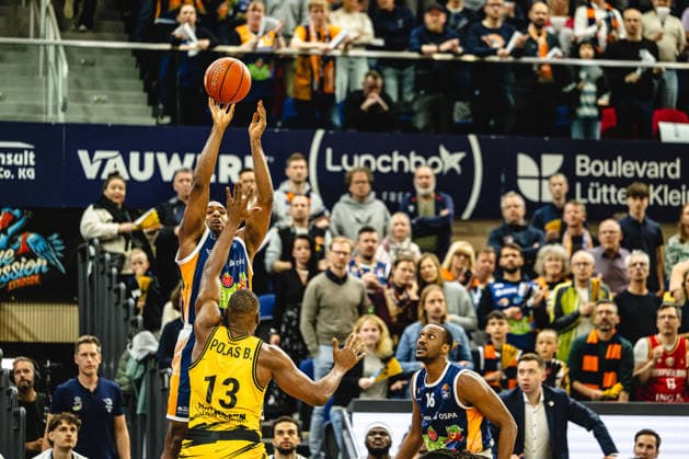 Rostock, Deutschland 12. Mai 2026: easyCredit BBL Play-Ins - 2025 2026 - Rostock Seawolves gegen MHP Riesen Ludwigsburg Im Bild: v. li. im Zweikampf DeAndre Lansdowne (Rostock Seawolves) und Yorman Polas Bartolo (MHP RIESEN Ludwigsburg) Stadthalle Rostock Mecklenburg-Vorpommern Copyright: xFotostandx xVoelkerx