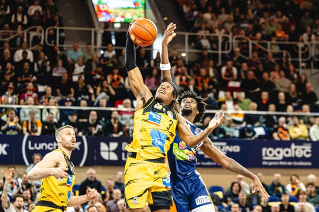 Rostock, Deutschland 12. Mai 2026: easyCredit BBL Play-Ins - 2025 2026 - Rostock Seawolves gegen MHP Riesen Ludwigsburg Im Bild: v.li. Stefan Smith (MHP RIESEN Ludwigsburg) und Kassim Nicholson (Rostock Seawolves) Stadthalle Rostock Mecklenburg-Vorpommern Copyright: xFotostandx xVoelkerx