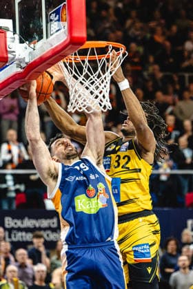 Rostock, Deutschland 12. Mai 2026: easyCredit BBL Play-Ins - 2025 2026 - Rostock Seawolves gegen MHP Riesen Ludwigsburg Im Bild: v.li. Owen Klassen (Rostock Seawolves) und Keeshawn Kellman (MHP RIESEN Ludwigsburg) Stadthalle Rostock Mecklenburg-Vorpommern Copyright: xFotostandx xVoelkerx