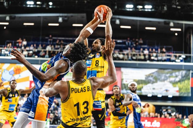 Rostock, Deutschland 12. Mai 2026: easyCredit BBL Play-Ins - 2025 2026 - Rostock Seawolves gegen MHP Riesen Ludwigsburg Im Bildv.li. Kassim Nicholson (Rostock Seawolves) , Yorman Polas Bartolo (MHP RIESEN Ludwigsburg) und Terrell Harris (MHP RIESEN Ludwigsburg) Stadthalle Rostock Mecklenburg-Vorpommern Copyright: xFotostandx xVoelkerx
