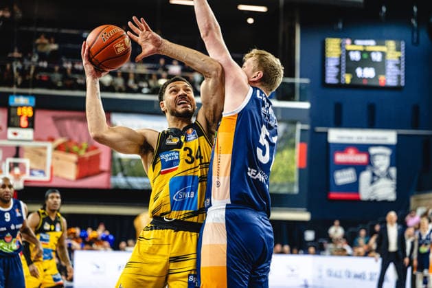 Rostock, Deutschland 12. Mai 2026: easyCredit BBL Play-Ins - 2025 2026 - Rostock Seawolves gegen MHP Riesen Ludwigsburg Im Bild: v. li. im Zweikampf Gavin Schilling (MHP RIESEN Ludwigsburg) und Bent Leuchten (Rostock Seawolves) Stadthalle Rostock Mecklenburg-Vorpommern Copyright: xFotostandx xVoelkerx