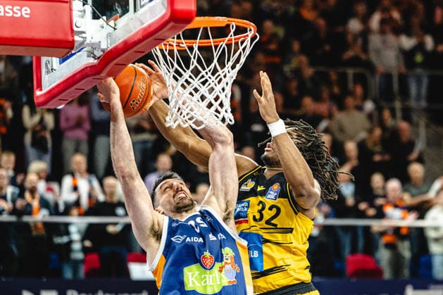Rostock, Deutschland 12. Mai 2026: easyCredit BBL Play-Ins - 2025 2026 - Rostock Seawolves gegen MHP Riesen Ludwigsburg Im Bild: v. li. im Zweikampf Owen Klassen (Rostock Seawolves) und Keeshawn Kellman (MHP RIESEN Ludwigsburg) Stadthalle Rostock Mecklenburg-Vorpommern Copyright: xFotostandx xVoelkerx