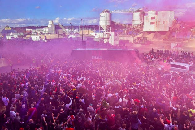 Southampton v Middlesbrough, EFL Sky Bet Championship, Play Off Second Leg Southampton fans pack the forecourt at the stadium entrance as they let off flares and smoke bombs as the Middlesbrough team bust arrives ahead of the EFL Sky Bet Championship Play Off Second Leg match between Southampton and Middlesbrough at the St Mary s Stadium, Southampton, UK on 12 May 2026. Southampton St Mary s Stadium Hampshire UK Editorial use only DataCo restrictions apply See www.football-dataco.com , Copyright: xGrahamxHuntx PSI-24239-0027