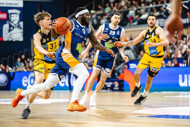 Rostock, Deutschland 12. Mai 2026: easyCredit BBL Play-Ins - 2025 2026 - Rostock Seawolves gegen MHP Riesen Ludwigsburg Im Bild: v. li. im Zweikampf Julis Baumer (MHP RIESEN Ludwigsburg) und TJ Crockett Jr. (Rostock Seawolves) Stadthalle Rostock Mecklenburg-Vorpommern Copyright: xFotostandx xVoelkerx