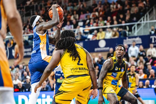 Rostock, Deutschland 12. Mai 2026: easyCredit BBL Play-Ins - 2025 2026 - Rostock Seawolves gegen MHP Riesen Ludwigsburg Im Bild: TJ Crockett Jr. (Rostock Seawolves) Stadthalle Rostock Mecklenburg-Vorpommern Copyright: xFotostandx xVoelkerx
